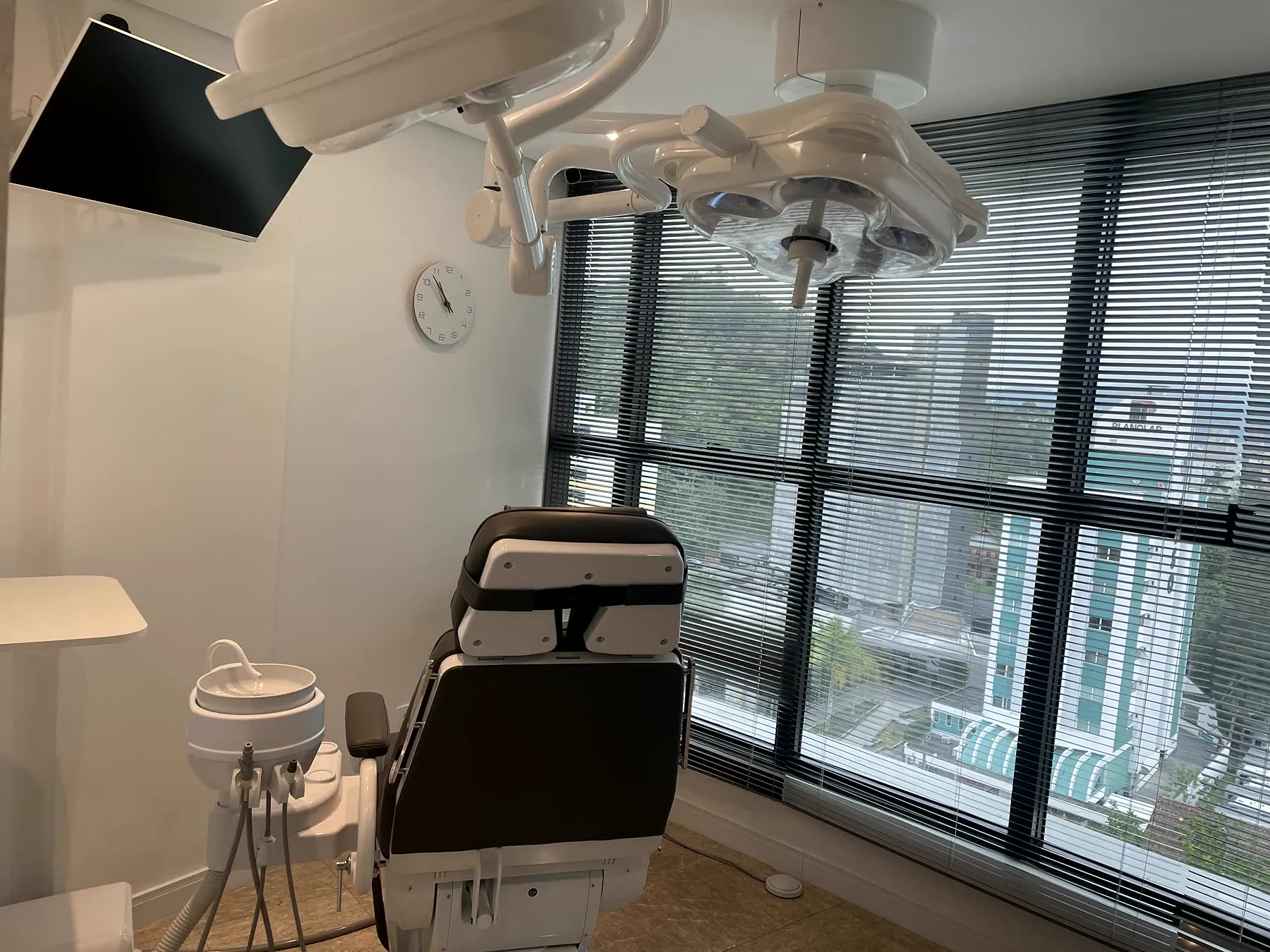 Sala de cirurgia com cadeira e iluminação cirúrgica — Blumenau