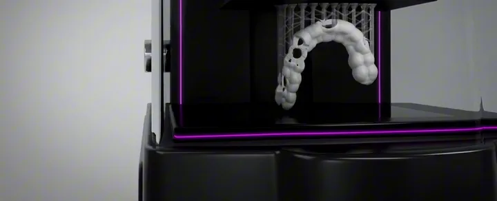 Impressora 3D imprimindo o guia cirúrgico sob medida